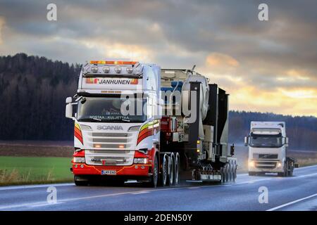 Scania R730 LKW von Janhunen schleppt Metso Nordberg Backenbrecher als außergewöhnliche Last im Highway 52 Verkehr. Salo, Finnland. 26. November 2020. Stockfoto