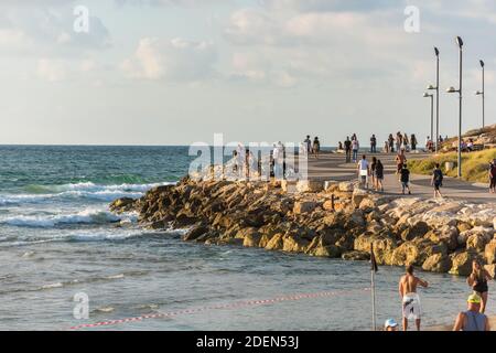 Viele Touristen zu Fuß im Sir Charles Clore Park und Hintergrund von hohen Skylines und Luxushotels entlang der Tel Aviv Beach Stockfoto