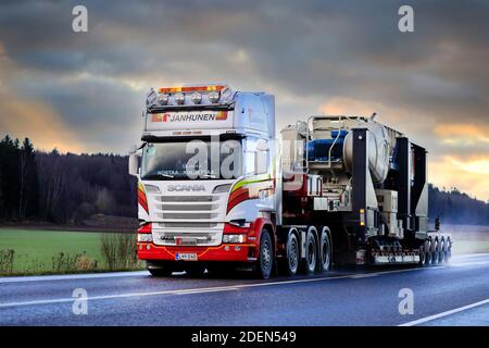 Scania R730 LKW von Janhunen schleppt Metso Nordberg Backenbrecher als außergewöhnliche Last im Highway 52 Verkehr. Salo, Finnland. 26. November 2020. Stockfoto