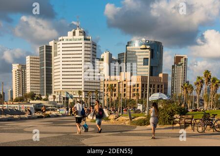 Viele hohe Skylines und Luxushotels am Tel Aviv Strand in der Nähe des Sir Charles Clore Parks in Tel Aviv, Israel Stockfoto