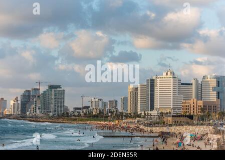 Viele hohe Skylines und Luxushotels am Tel Aviv Strand in der Nähe des Sir Charles Clore Parks in Tel Aviv, Israel Stockfoto