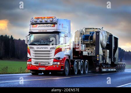 Scania R730 LKW von Janhunen schleppt Metso Nordberg Backenbrecher als außergewöhnliche Last im Highway 52 Verkehr. Salo, Finnland. 26. November 2020. Stockfoto