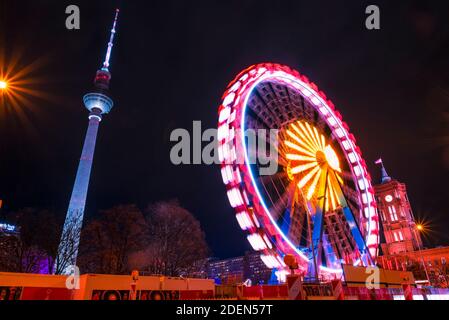 Ein Riesenrad auf dem Alexanderplatz in Berlin, Dezember 2019, Rotes Rathaus berlin, Fernsehturm Stockfoto