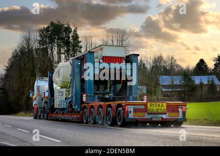 Scania R730 LKW von Janhunen schleppt Metso Nordberg Backenbrecher als außergewöhnliche Ladung entlang Highway 52, Rückansicht. Salo, Finnland. 26. November 2020. Stockfoto