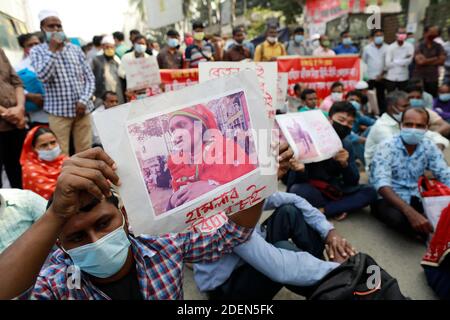 Dhaka, Bangladesch. Dezember 2020. Bangladeschische Bekleidungsarbeiter von A1 (BD) Limited versammeln sich in einem Protest, der 11 Monate fällige Löhne fordert, in Dhaka, Bangladesch, 1. Dezember 2020. Quelle: Suvra Kanti das/ZUMA Wire/Alamy Live News Stockfoto