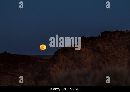 Vollmond über der vulkanischen Landschaft des Nationalparks Las Canadas del Teide, Teneriffa, Kanarische Inseln, Spanien Stockfoto