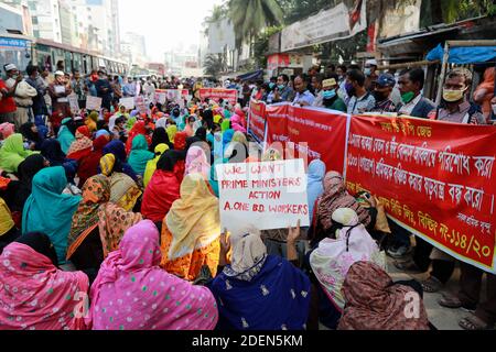 Dhaka, Bangladesch. Dezember 2020. Bangladeschische Bekleidungsarbeiter von A1 (BD) Limited versammeln sich in einem Protest, der 11 Monate fällige Löhne fordert, in Dhaka, Bangladesch, 1. Dezember 2020. Quelle: Suvra Kanti das/ZUMA Wire/Alamy Live News Stockfoto