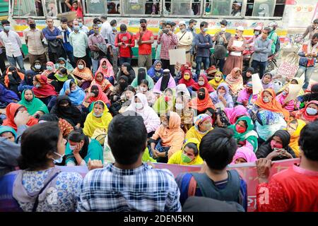 Dhaka, Bangladesch. Dezember 2020. Bangladeschische Bekleidungsarbeiter von A1 (BD) Limited versammeln sich in einem Protest, der 11 Monate fällige Löhne fordert, in Dhaka, Bangladesch, 1. Dezember 2020. Quelle: Suvra Kanti das/ZUMA Wire/Alamy Live News Stockfoto