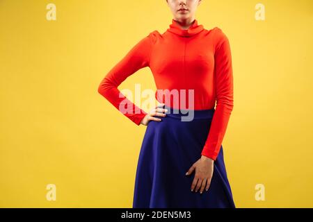 Junge weibliche Modell in hellen Casual Wear isoliert auf gelb studio-Hintergrund Stockfoto