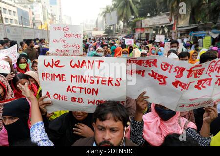 Dhaka, Bangladesch. Dezember 2020. Bangladeschische Bekleidungsarbeiter von A1 (BD) Limited versammeln sich in einem Protest, der 11 Monate fällige Löhne fordert, in Dhaka, Bangladesch, 1. Dezember 2020. Quelle: Suvra Kanti das/ZUMA Wire/Alamy Live News Stockfoto