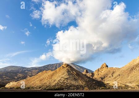 Die Felsen der Kathedrale auf dem Llano de Ucanca im letzten Licht des Tages im Nationalpark Las Canadas del Teide, Teneriffa, Kanarische Inseln, Spanien gefangen Stockfoto