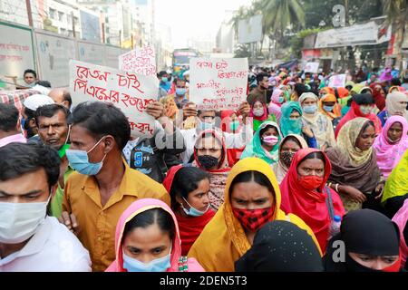 Dhaka, Bangladesch. Dezember 2020. Bangladeschische Bekleidungsarbeiter von A1 (BD) Limited versammeln sich in einem Protest, der 11 Monate fällige Löhne fordert, in Dhaka, Bangladesch, 1. Dezember 2020. Quelle: Suvra Kanti das/ZUMA Wire/Alamy Live News Stockfoto