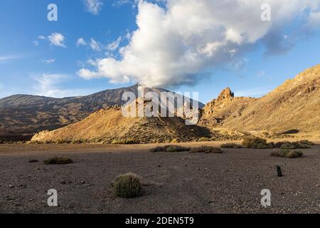 Die Felsen der Kathedrale auf dem Llano de Ucanca im letzten Licht des Tages im Nationalpark Las Canadas del Teide, Teneriffa, Kanarische Inseln, Spanien gefangen Stockfoto