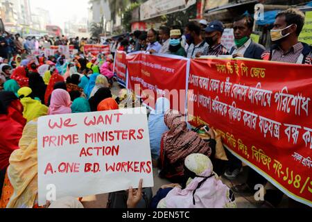 Dhaka, Bangladesch. Dezember 2020. Bangladeschische Bekleidungsarbeiter von A1 (BD) Limited versammeln sich in einem Protest, der 11 Monate fällige Löhne fordert, in Dhaka, Bangladesch, 1. Dezember 2020. Quelle: Suvra Kanti das/ZUMA Wire/Alamy Live News Stockfoto