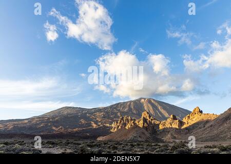 Die Felsen der Kathedrale auf dem Llano de Ucanca im letzten Licht des Tages im Nationalpark Las Canadas del Teide, Teneriffa, Kanarische Inseln, Spanien gefangen Stockfoto