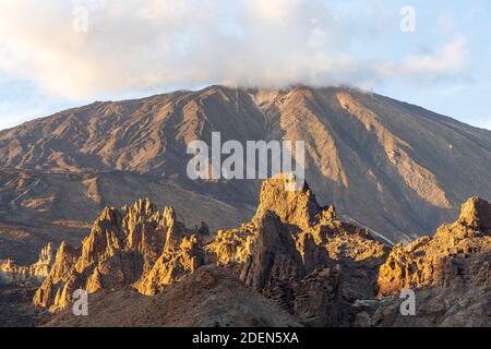 Die Felsen der Kathedrale auf dem Llano de Ucanca im letzten Licht des Tages im Nationalpark Las Canadas del Teide, Teneriffa, Kanarische Inseln, Spanien gefangen Stockfoto