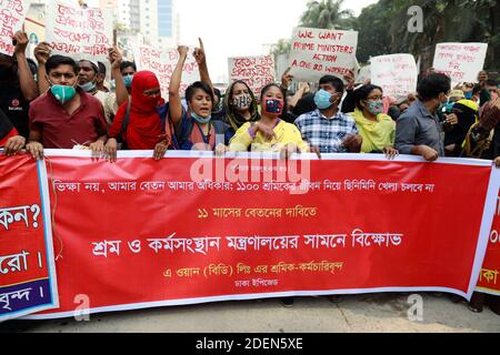 Dhaka, Bangladesch. Dezember 2020. Bangladeschische Bekleidungsarbeiter von A1 (BD) Limited versammeln sich in einem Protest, der 11 Monate fällige Löhne fordert, in Dhaka, Bangladesch, 1. Dezember 2020. Quelle: Suvra Kanti das/ZUMA Wire/Alamy Live News Stockfoto