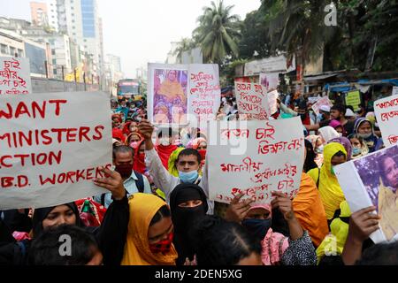 Dhaka, Bangladesch. Dezember 2020. Bangladeschische Bekleidungsarbeiter von A1 (BD) Limited versammeln sich in einem Protest, der 11 Monate fällige Löhne fordert, in Dhaka, Bangladesch, 1. Dezember 2020. Quelle: Suvra Kanti das/ZUMA Wire/Alamy Live News Stockfoto