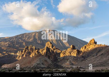 Die Felsen der Kathedrale auf dem Llano de Ucanca im letzten Licht des Tages im Nationalpark Las Canadas del Teide, Teneriffa, Kanarische Inseln, Spanien gefangen Stockfoto