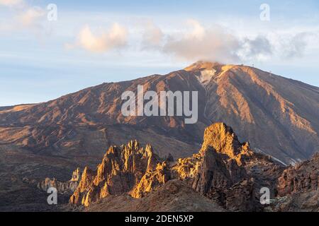 Die Felsen der Kathedrale auf dem Llano de Ucanca im letzten Licht des Tages im Nationalpark Las Canadas del Teide, Teneriffa, Kanarische Inseln, Spanien gefangen Stockfoto