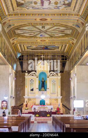 Hauptaltar der denkmalgeschützten Kirche von Alburquerque in Bohol, Philippinen Stockfoto