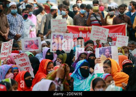 Dhaka, Bangladesch. Dezember 2020. Bangladeschische Bekleidungsarbeiter von A1 (BD) Limited versammeln sich in einem Protest, der 11 Monate fällige Löhne fordert, in Dhaka, Bangladesch, 1. Dezember 2020. Quelle: Suvra Kanti das/ZUMA Wire/Alamy Live News Stockfoto