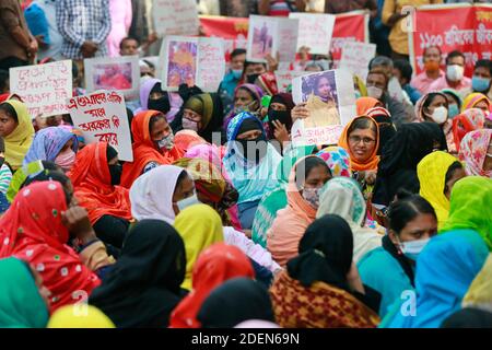 Dhaka, Bangladesch. Dezember 2020. Bangladeschische Bekleidungsarbeiter von A1 (BD) Limited versammeln sich in einem Protest, der 11 Monate fällige Löhne fordert, in Dhaka, Bangladesch, 1. Dezember 2020. Quelle: Suvra Kanti das/ZUMA Wire/Alamy Live News Stockfoto