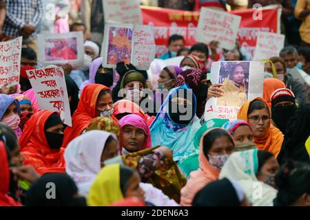 Dhaka, Bangladesch. Dezember 2020. Bangladeschische Bekleidungsarbeiter von A1 (BD) Limited versammeln sich in einem Protest, der 11 Monate fällige Löhne fordert, in Dhaka, Bangladesch, 1. Dezember 2020. Quelle: Suvra Kanti das/ZUMA Wire/Alamy Live News Stockfoto