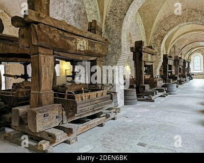 Laienrefektorium, Ausstellung historischer Weinpressen aus der Zeit von 1668 bis 1801, Kloster Eberbach, Kloster Erbach, ehemaliges Zisterzienserkloster bei El Stockfoto