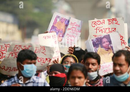 Dhaka, Bangladesch. Dezember 2020. Bangladeschische Bekleidungsarbeiter von A1 (BD) Limited versammeln sich in einem Protest, der 11 Monate fällige Löhne fordert, in Dhaka, Bangladesch, 1. Dezember 2020. Quelle: Suvra Kanti das/ZUMA Wire/Alamy Live News Stockfoto