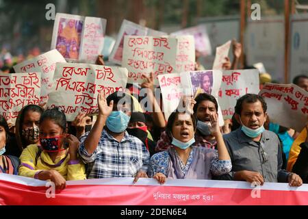 Dhaka, Bangladesch. Dezember 2020. Bangladeschische Bekleidungsarbeiter von A1 (BD) Limited rufen Slogan auf, als sie sich in einem Protest versammeln, der 11 Monate fällige Löhne fordert, in Dhaka, Bangladesch, 1. Dezember 2020. Quelle: Suvra Kanti das/ZUMA Wire/Alamy Live News Stockfoto