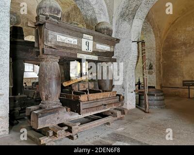 Laienrefektorium, Ausstellung historischer Weinpressen aus der Zeit von 1668 bis 1801, Kloster Eberbach, Kloster Erbach, ehemaliges Zisterzienserkloster bei El Stockfoto