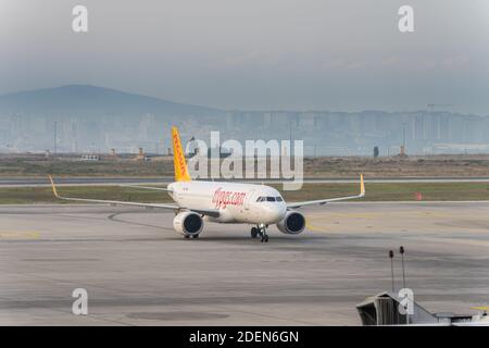 Flugzeug von Pegasus Airlines rollt in Istanbul Sabiha Gokcen International Airport in den frühen Morgenstunden in Istanbul, Türkei Stockfoto