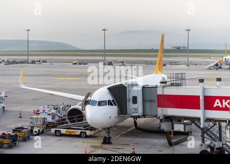 Flugzeug von Pegasus Airlines rollt in Istanbul Sabiha Gokcen International Airport in den frühen Morgenstunden in Istanbul, Türkei Stockfoto