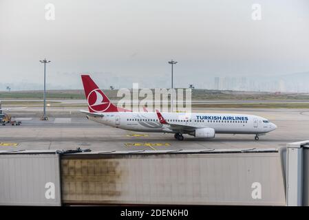 Flugzeug von Pegasus Airlines rollt in Istanbul Sabiha Gokcen International Airport in den frühen Morgenstunden in Istanbul, Türkei Stockfoto