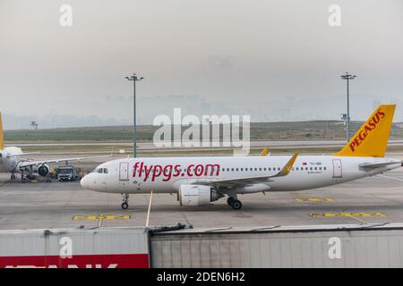 Flugzeug von Pegasus Airlines rollt in Istanbul Sabiha Gokcen International Airport in den frühen Morgenstunden in Istanbul, Türkei Stockfoto