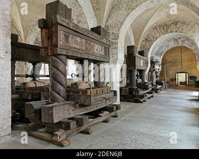 Laienrefektorium, Ausstellung historischer Weinpressen aus der Zeit von 1668 bis 1801, Kloster Eberbach, Kloster Erbach, ehemaliges Zisterzienserkloster bei El Stockfoto