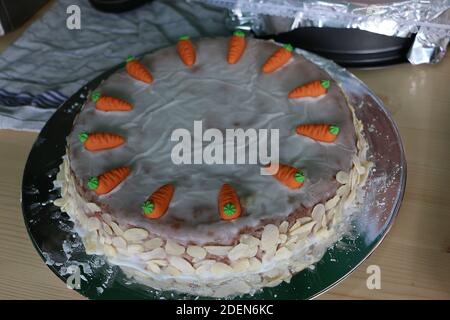 Ein selektiver Fokus Schuss einer leckeren Karottenkuchen mit Mandel und niedliche Karotten aus Marzipan Stockfoto