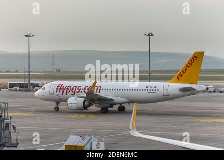 Flugzeug von Pegasus Airlines rollt in Istanbul Sabiha Gokcen International Airport in den frühen Morgenstunden in Istanbul, Türkei Stockfoto