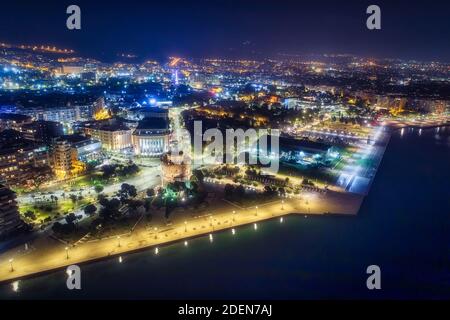 Luftaufnahme des Platzes des Weißen Turms in der Nacht, in Thessaloniki, Griechenland Stockfoto