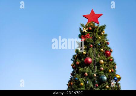 Dekoriert mit rotem Stern und goldenen und roten Kugeln Weihnachten Stockfoto