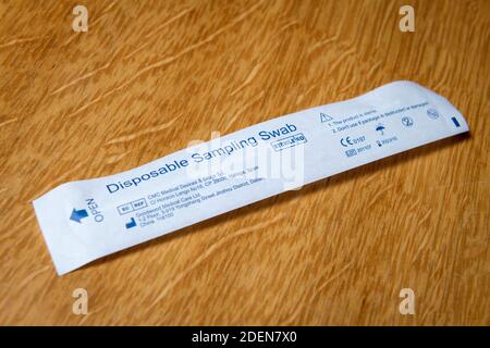 Schnelltests an viele NHS-Mitarbeiter, damit sie sich selbst auf symptomatische Symptome des Covid-19 Corona Virus testen können. Stockfoto