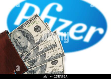 Geldbörse mit Dollar und einem verschwommenen Pfizer-Logo. Pfizer Impfstoff Kostenkonzept gegen Coronavirus, covid-19: NEW YORK, USA, 30. November 2020. Stockfoto