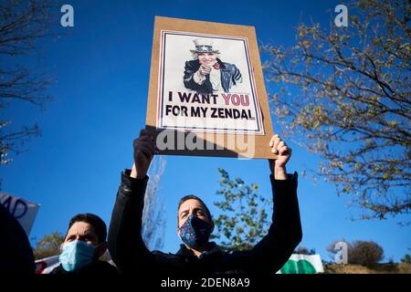 Valdebebas, Spanien. 01. Dezember 2020: Protestierende, die am 01. Dezember 2020 in Valdebebas, Spanien, bei einer Demonstration gegen die Eröffnung eines neuen Pandemie-Krankenhauses im Krankenhaus Enfermera Isabel Zendal Schilder zum Schutz der öffentlichen Gesundheit hielten. Quelle: May Robledo/Alfa Images/Alamy Live News Stockfoto