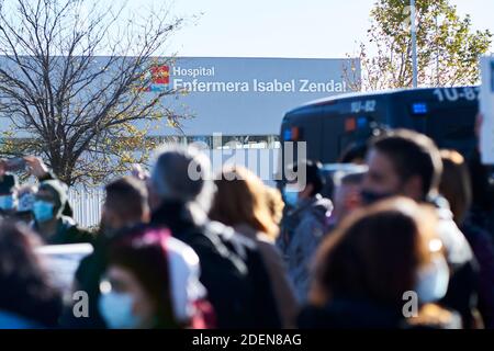 Valdebebas, Spanien. 01. Dezember 2020: Demonstration gegen die Eröffnung eines neuen Pandemiekrankenhauses im Krankenhaus Enfermera Isabel Zendal am 01. Dezember 2020 in Valdebebas, Spanien. Quelle: May Robledo/Alfa Images/Alamy Live News Stockfoto