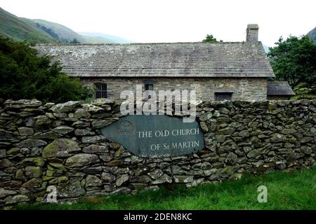 The Wainwright ''Steel Knotts' und The Old Church of St Martin's from the Road in Martindale, Lake District National Park, Cumbria, England, Großbritannien. Stockfoto