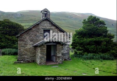 The Wainwright ''Steel Knotts' und The Old Church of St Martin's from the Road in Martindale, Lake District National Park, Cumbria, England, Großbritannien. Stockfoto