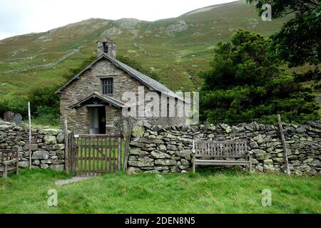 The Wainwright ''Steel Knotts' und The Old Church of St Martin's from the Road in Martindale, Lake District National Park, Cumbria, England, Großbritannien. Stockfoto