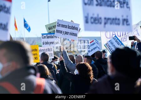 Valdebebas, Spanien. 01. Dezember 2020: Demonstration gegen die Eröffnung eines neuen Pandemiekrankenhauses im Krankenhaus Enfermera Isabel Zendal am 01. Dezember 2020 in Valdebebas, Spanien. Quelle: May Robledo/Alfa Images/Alamy Live News Stockfoto