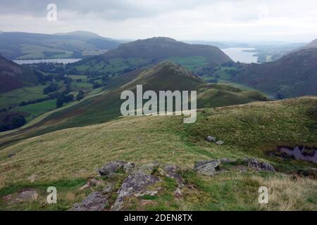 Blick über Winter Crag zum Wainwright 'Hallin Hill' vom Gipfelgrat des 'Beda Fell' im Lake District National Park, Cumbria, England, UK. Stockfoto